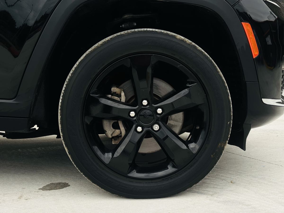 Photo 25 of this Jeep Grand Cherokee L