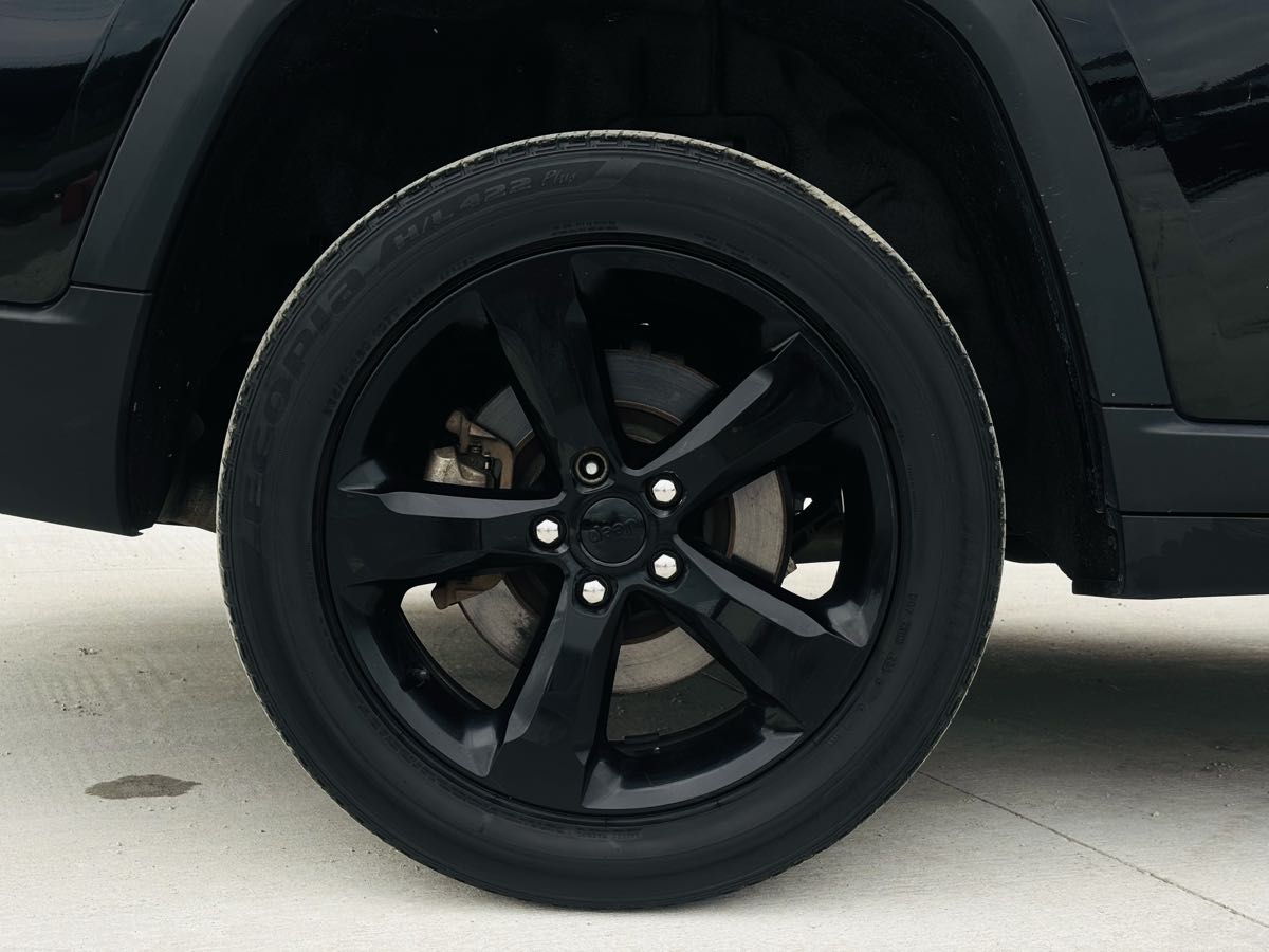 Photo 26 of this Jeep Grand Cherokee L