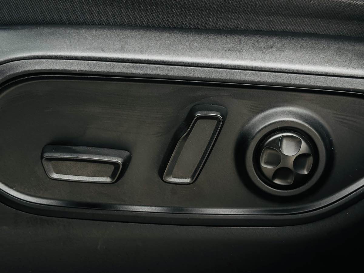 Photo 31 of this Jeep Grand Cherokee L