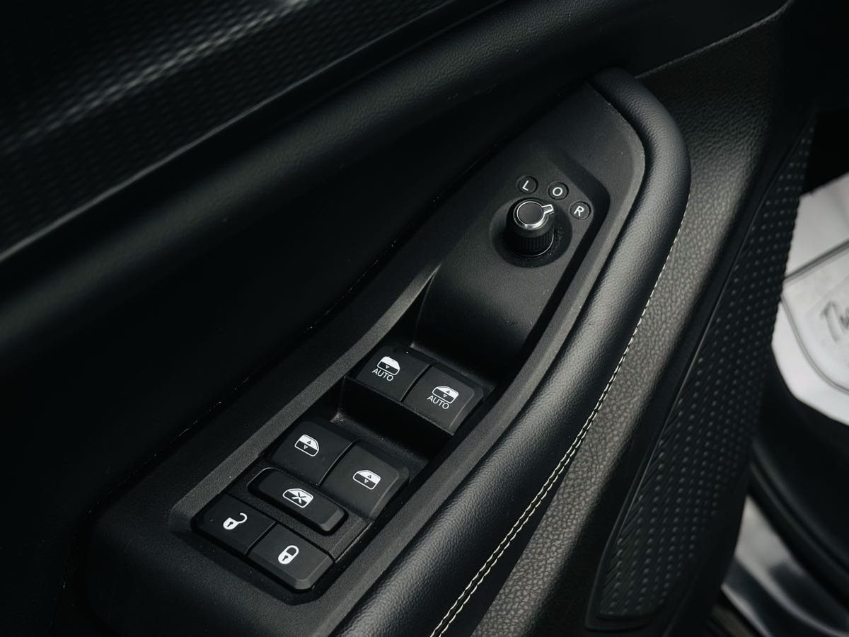 Photo 33 of this Jeep Grand Cherokee L