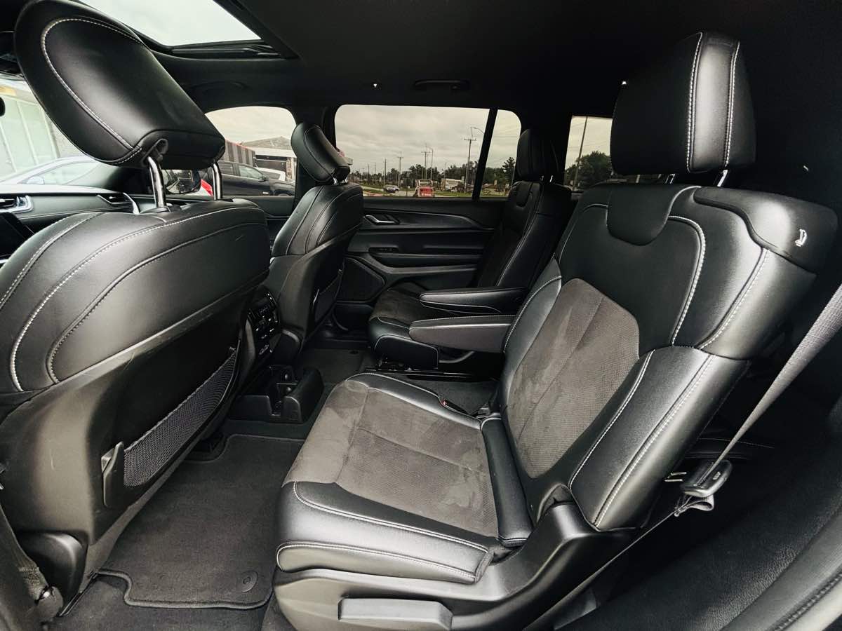 Photo 34 of this Jeep Grand Cherokee L