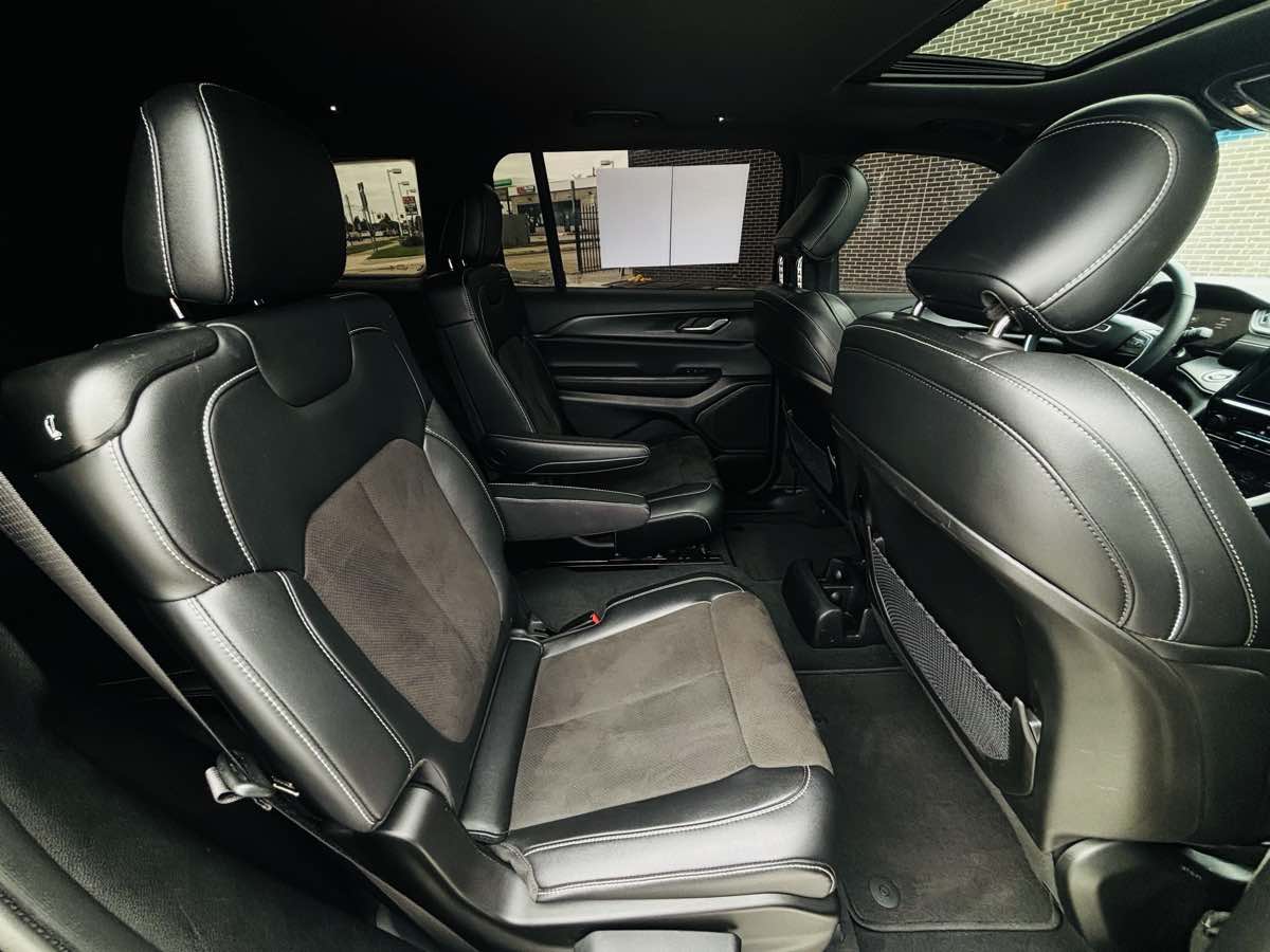 Photo 39 of this Jeep Grand Cherokee L