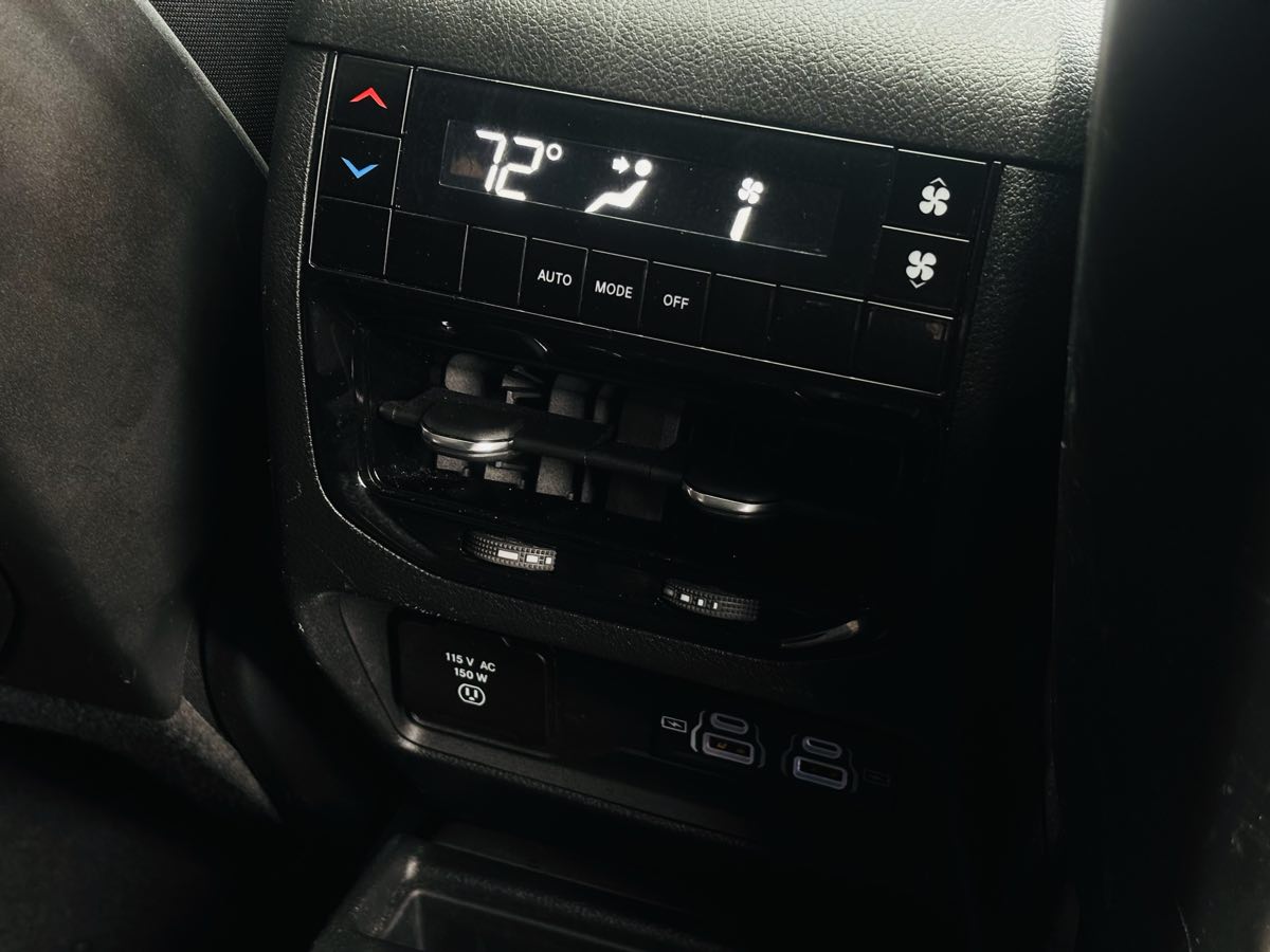 Photo 40 of this Jeep Grand Cherokee L