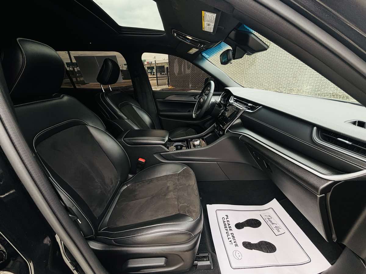 Photo 43 of this Jeep Grand Cherokee L