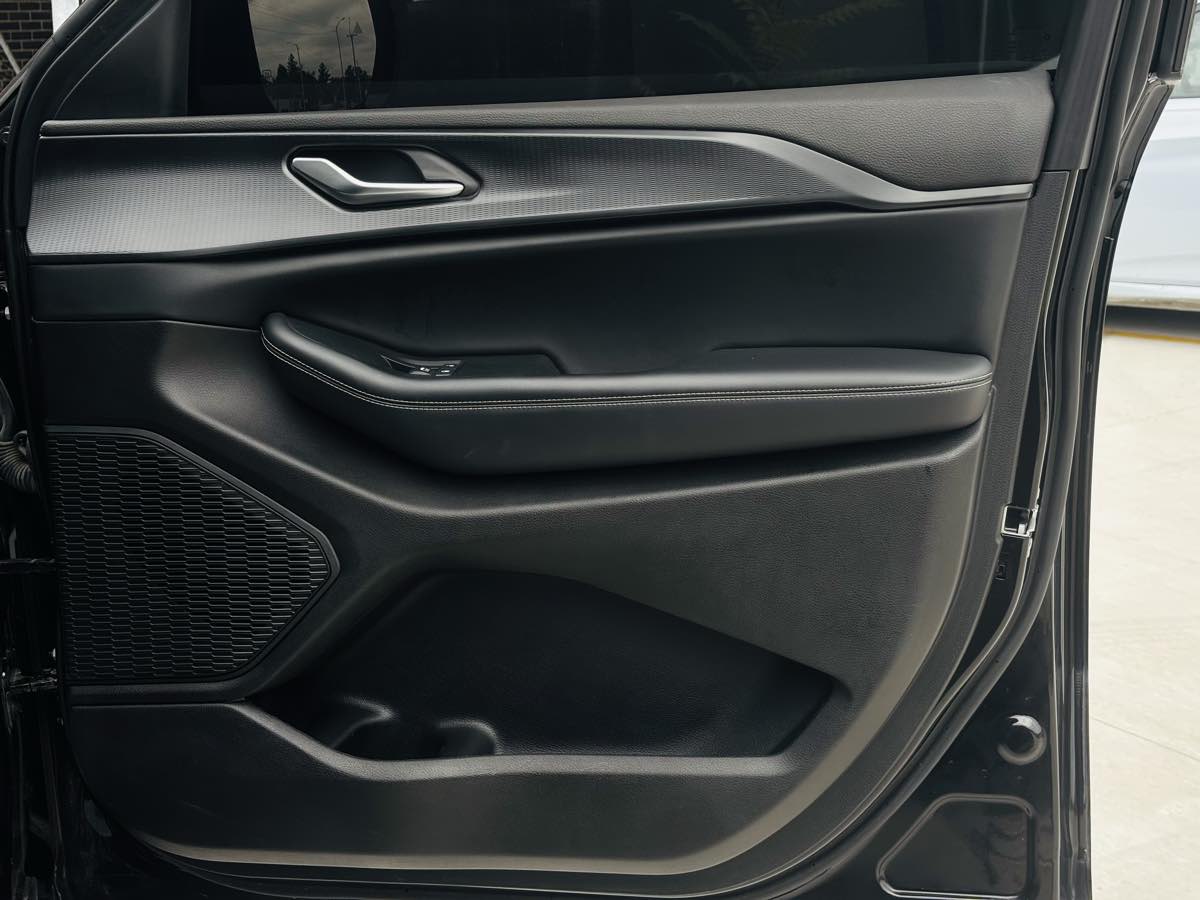 Photo 44 of this Jeep Grand Cherokee L