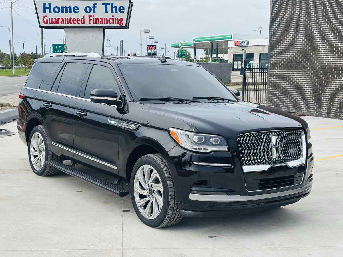 Photo 2 of this Lincoln Navigator