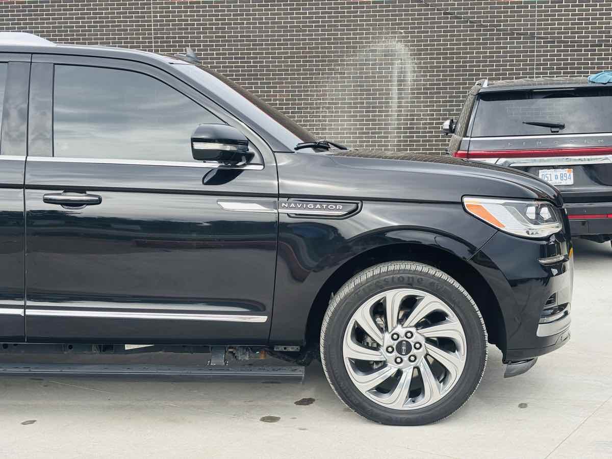 Photo 6 of this Lincoln Navigator