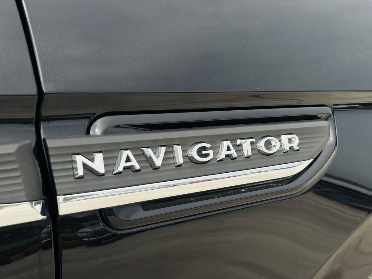 Photo 7 of this Lincoln Navigator