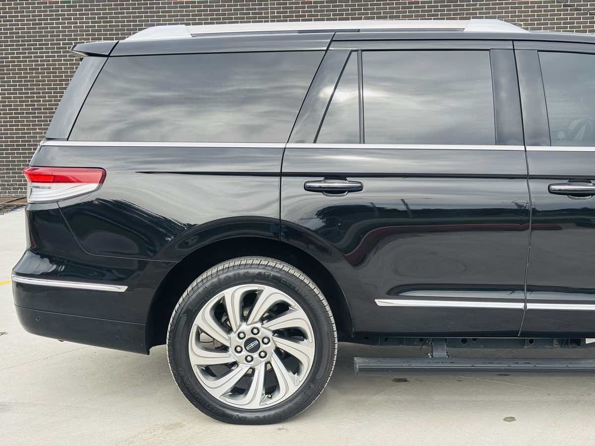 Photo 8 of this Lincoln Navigator