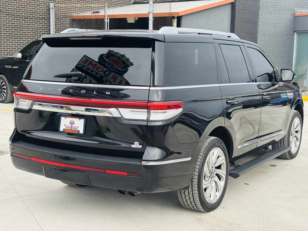 Photo 9 of this Lincoln Navigator