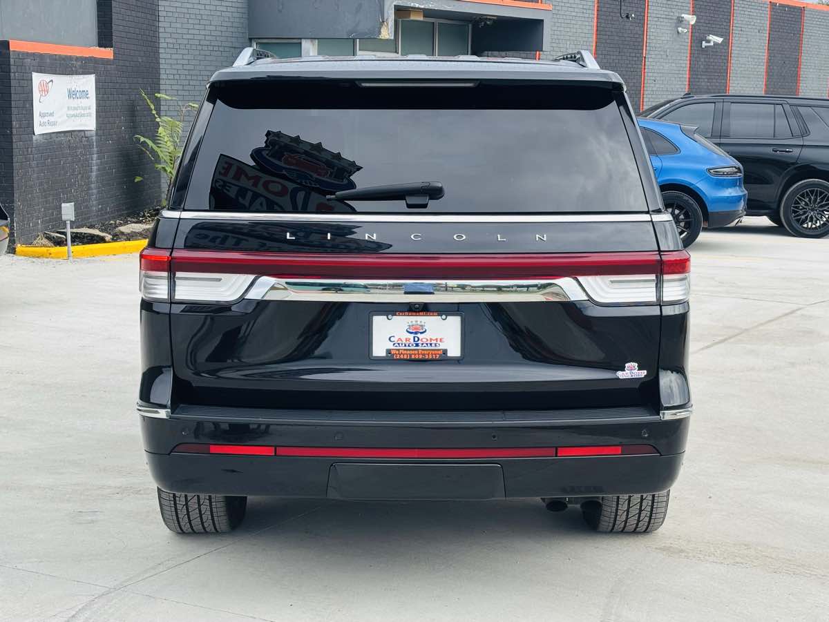Photo 10 of this Lincoln Navigator