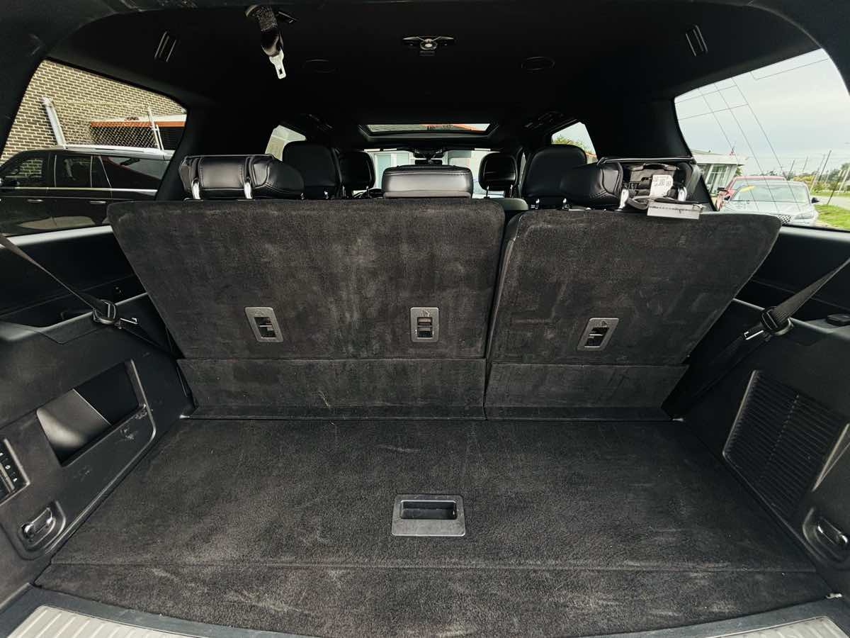 Photo 12 of this Lincoln Navigator