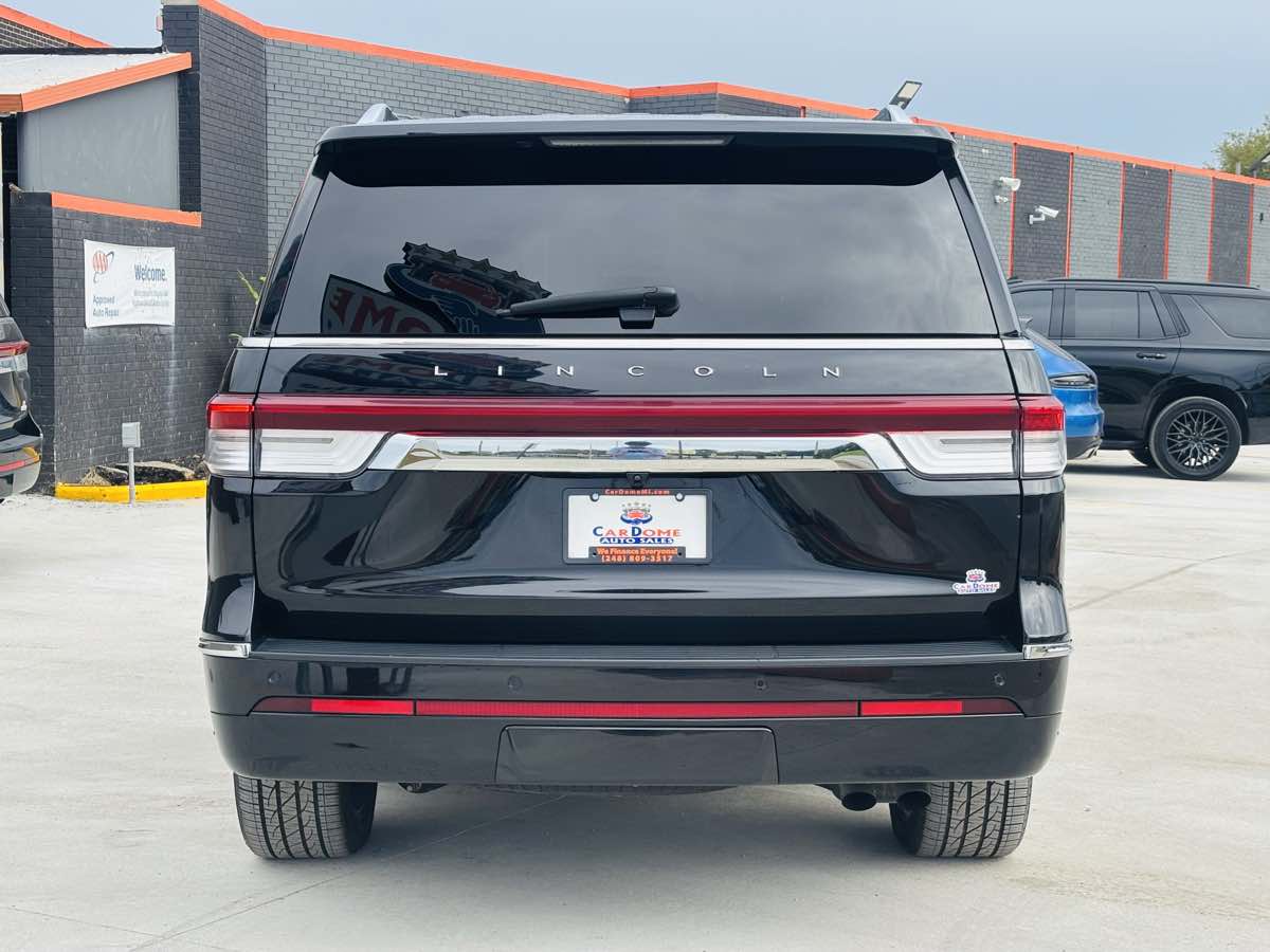 Photo 13 of this Lincoln Navigator