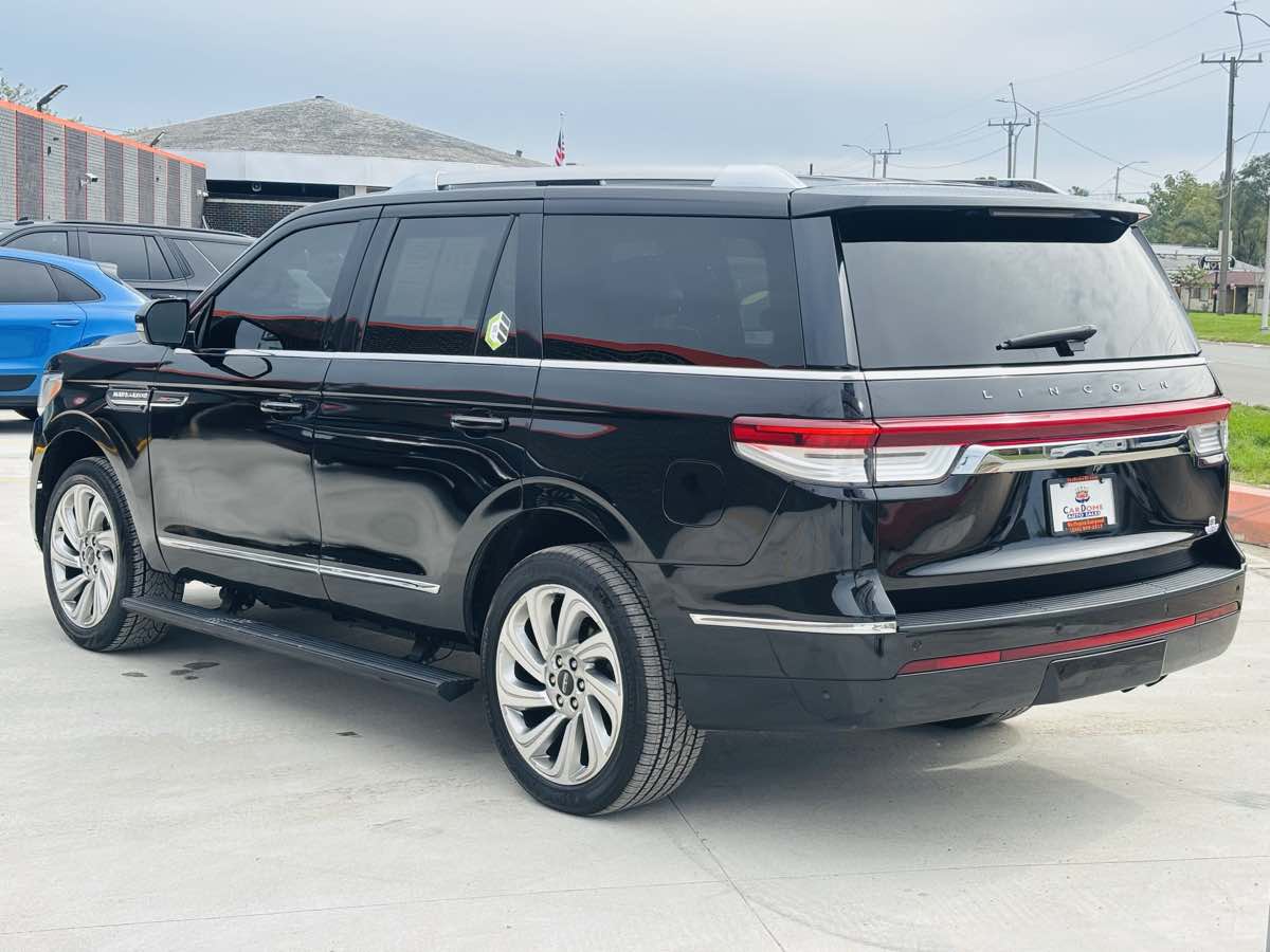 Photo 15 of this Lincoln Navigator