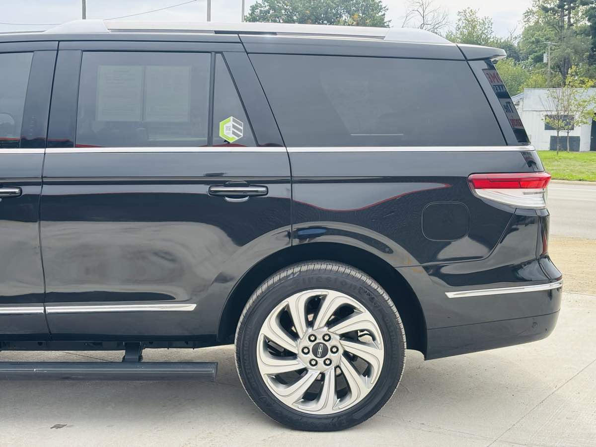 Photo 16 of this Lincoln Navigator