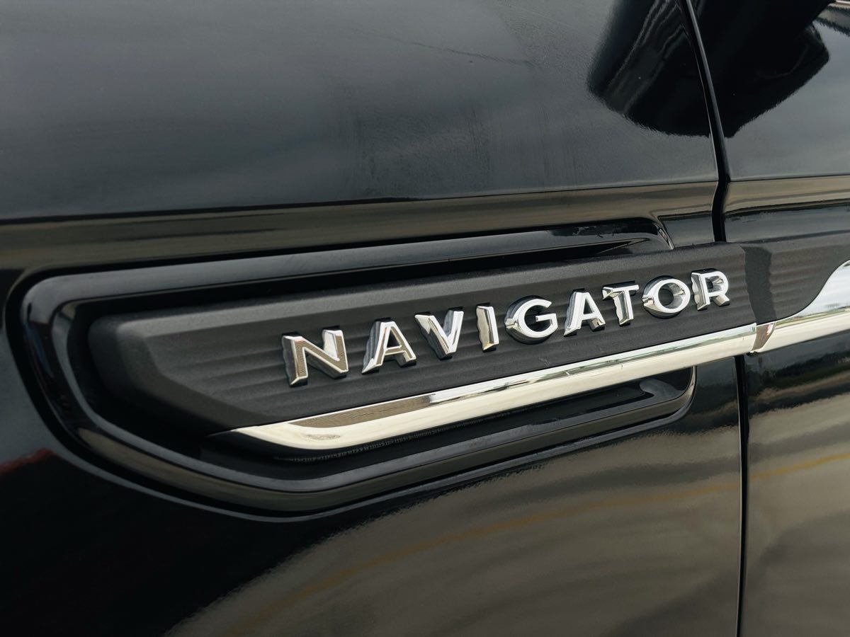 Photo 18 of this Lincoln Navigator