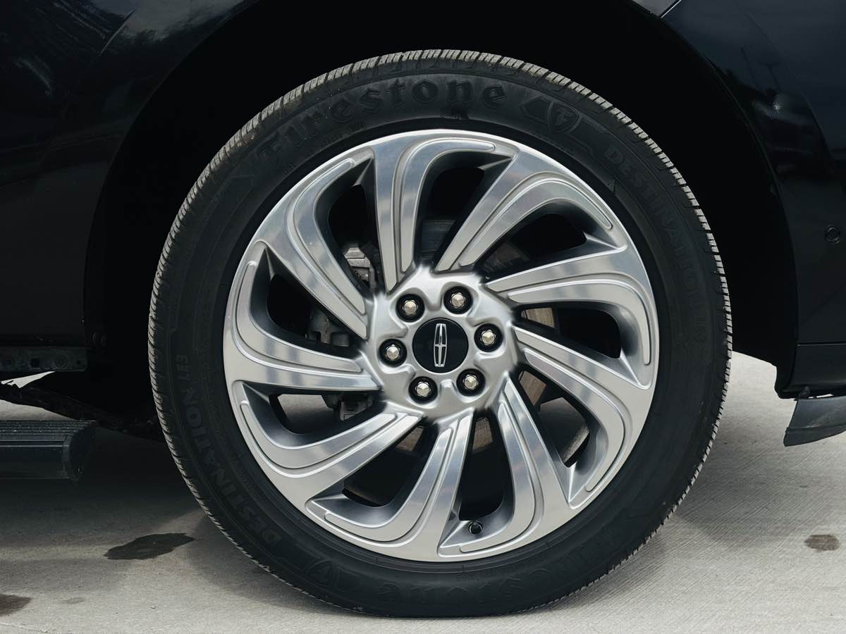 Photo 27 of this Lincoln Navigator