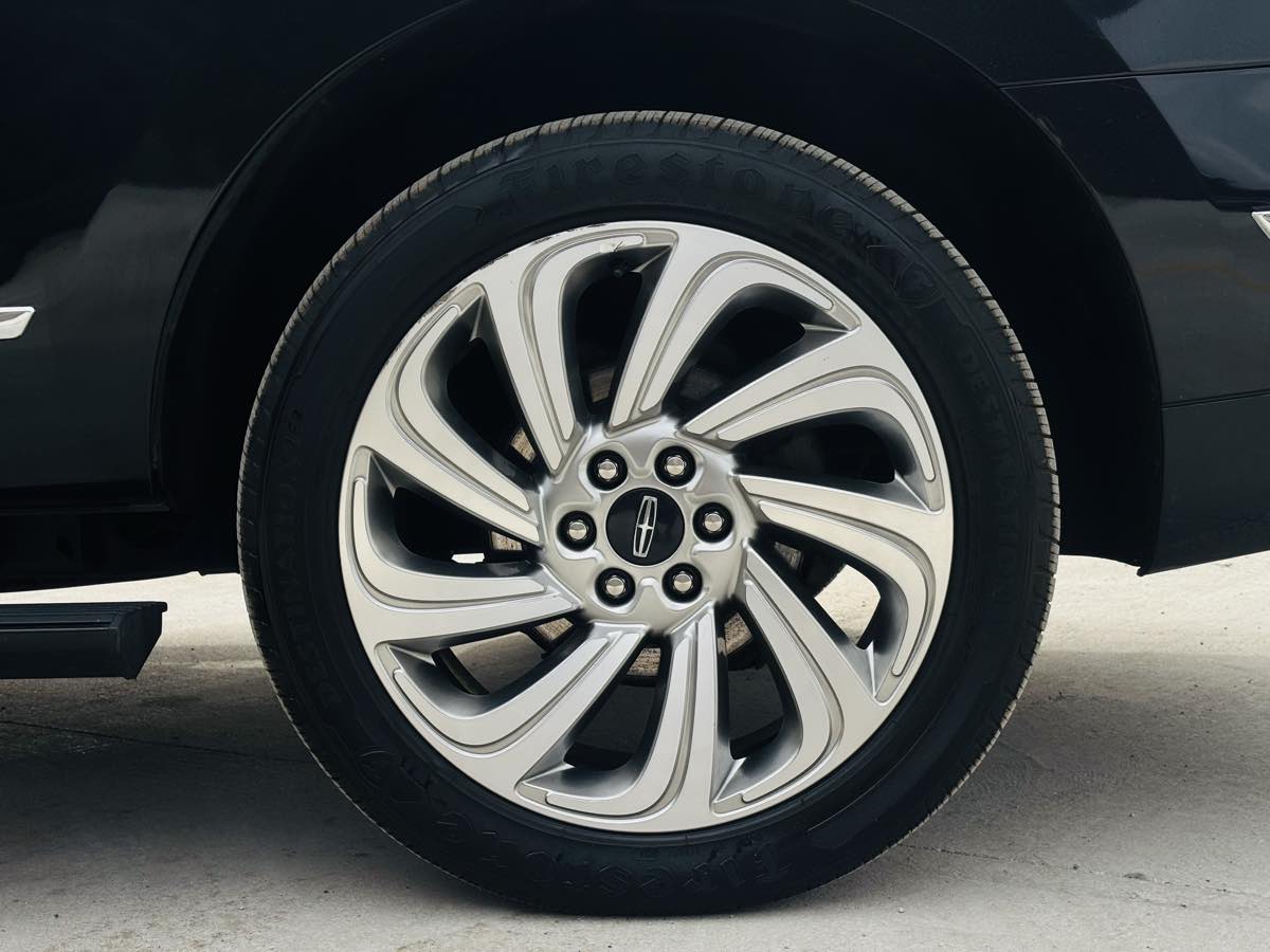 Photo 29 of this Lincoln Navigator