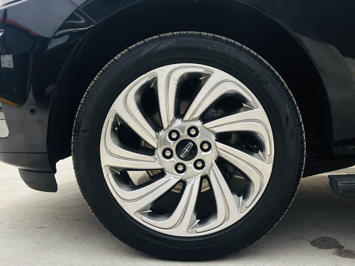 Photo 30 of this Lincoln Navigator