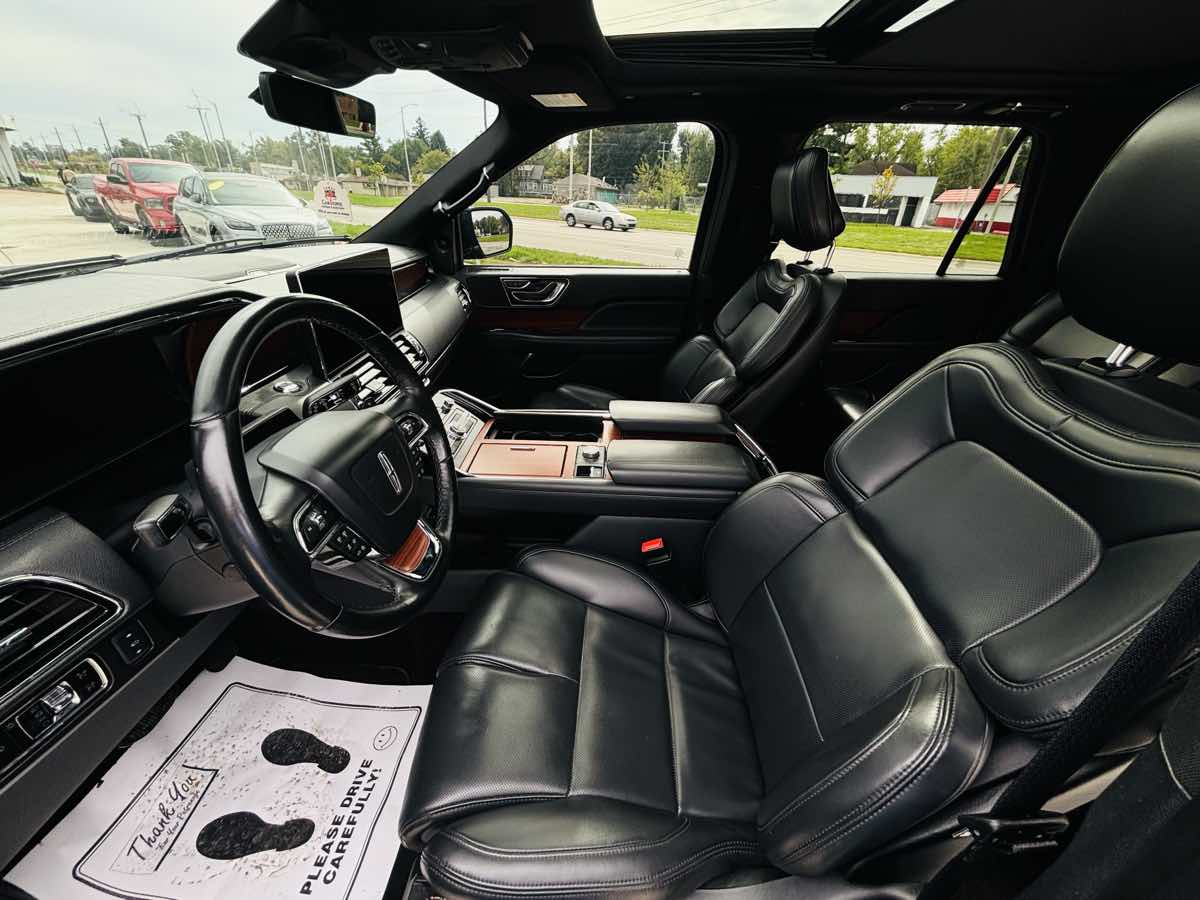 Photo 32 of this Lincoln Navigator