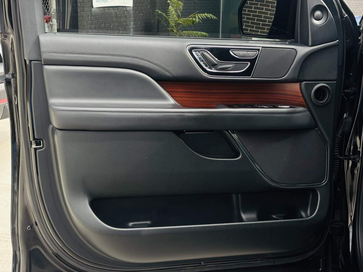 Photo 33 of this Lincoln Navigator