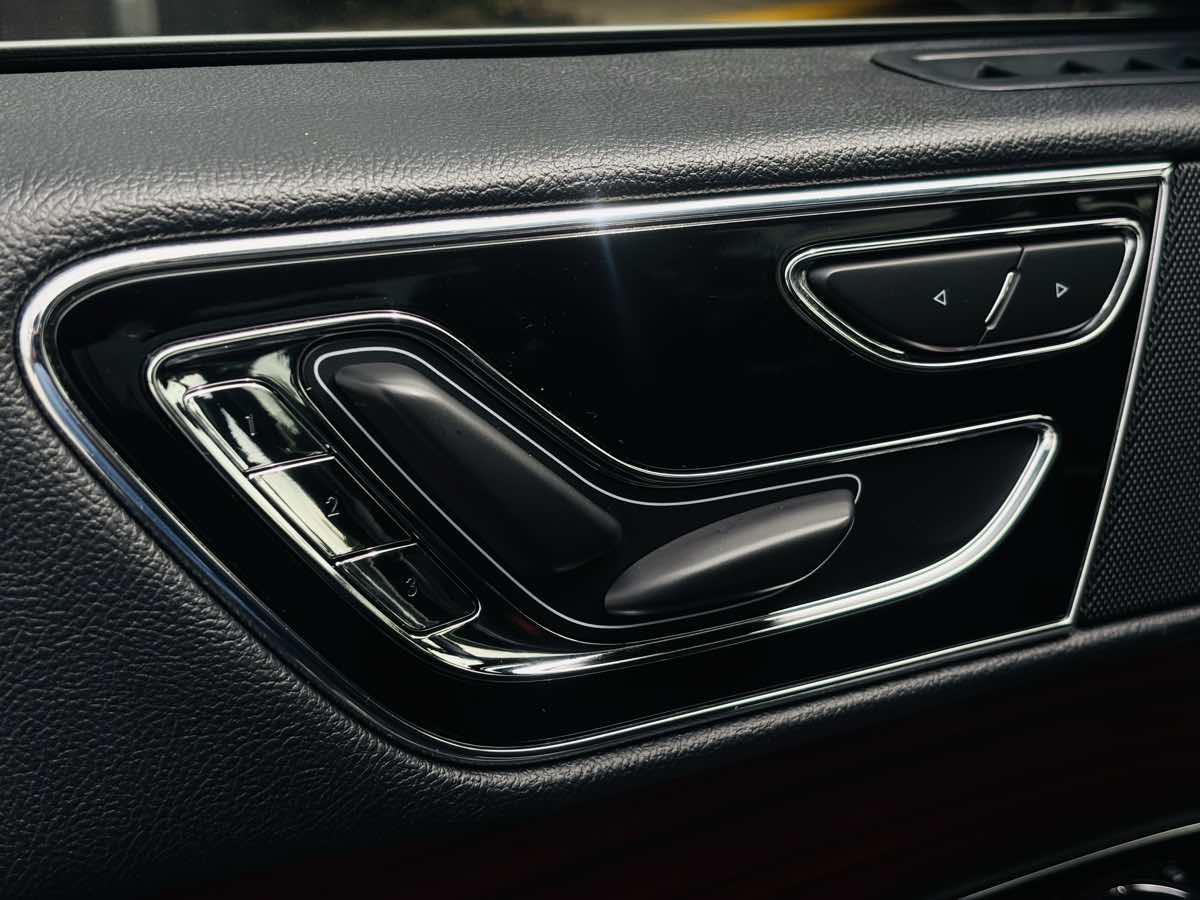 Photo 34 of this Lincoln Navigator
