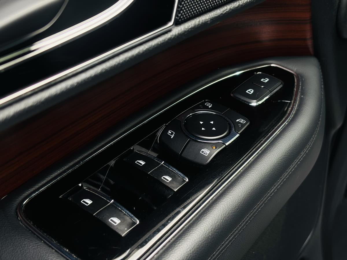 Photo 35 of this Lincoln Navigator