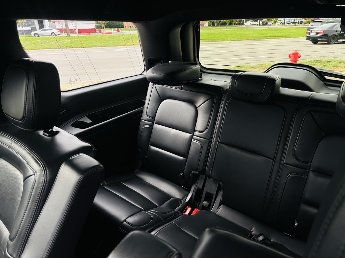 Photo 38 of this Lincoln Navigator