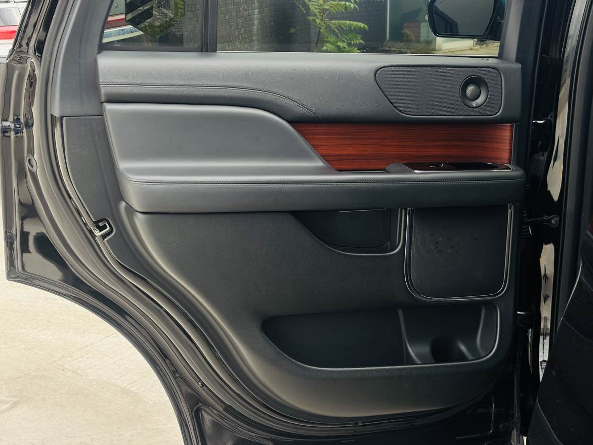 Photo 39 of this Lincoln Navigator