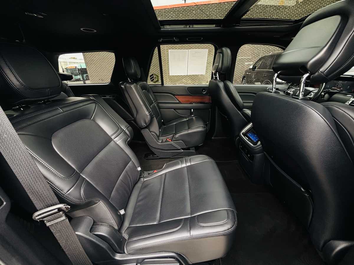 Photo 40 of this Lincoln Navigator