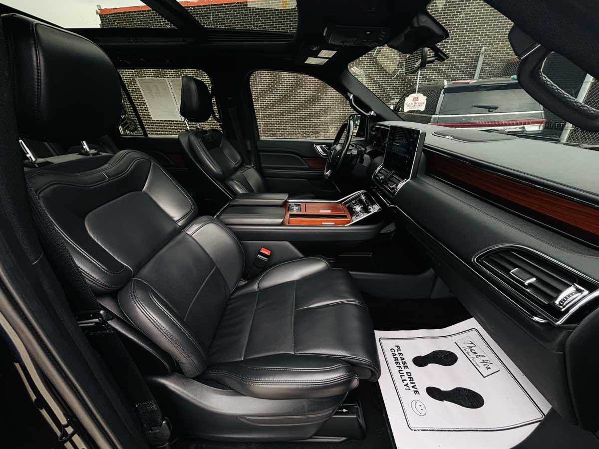 Photo 44 of this Lincoln Navigator