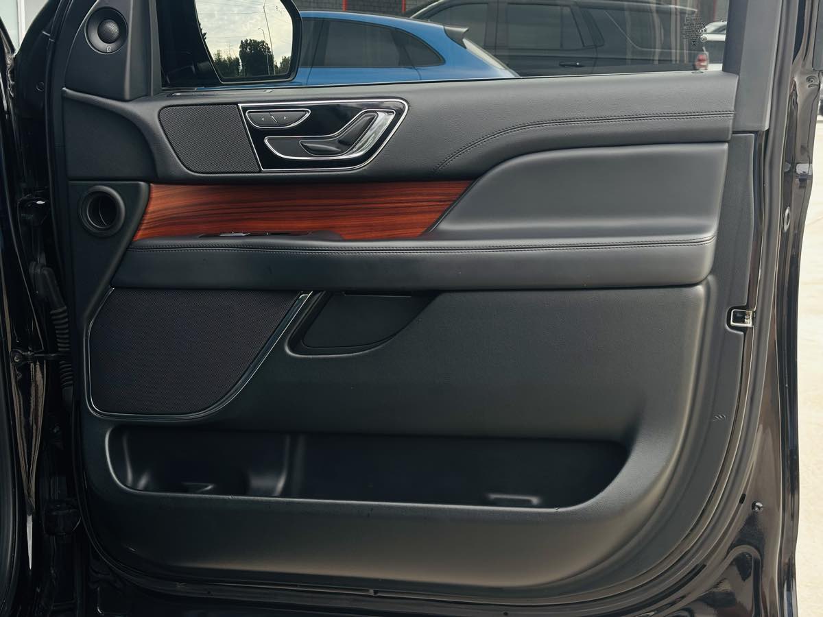 Photo 45 of this Lincoln Navigator