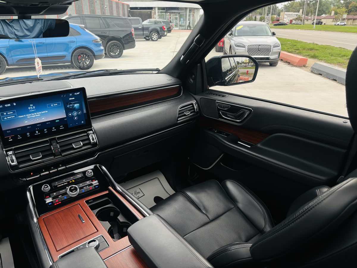 Photo 48 of this Lincoln Navigator