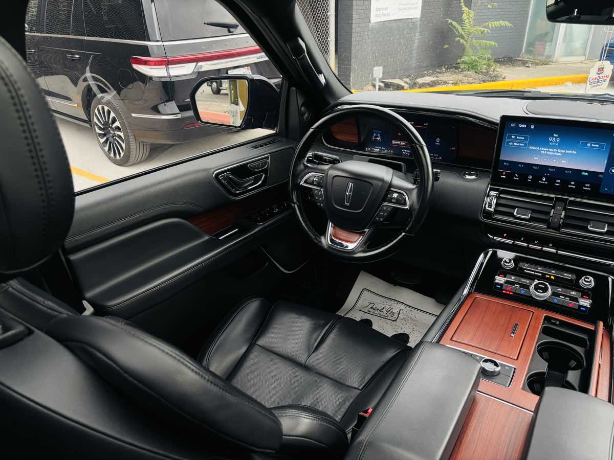 Photo 51 of this Lincoln Navigator