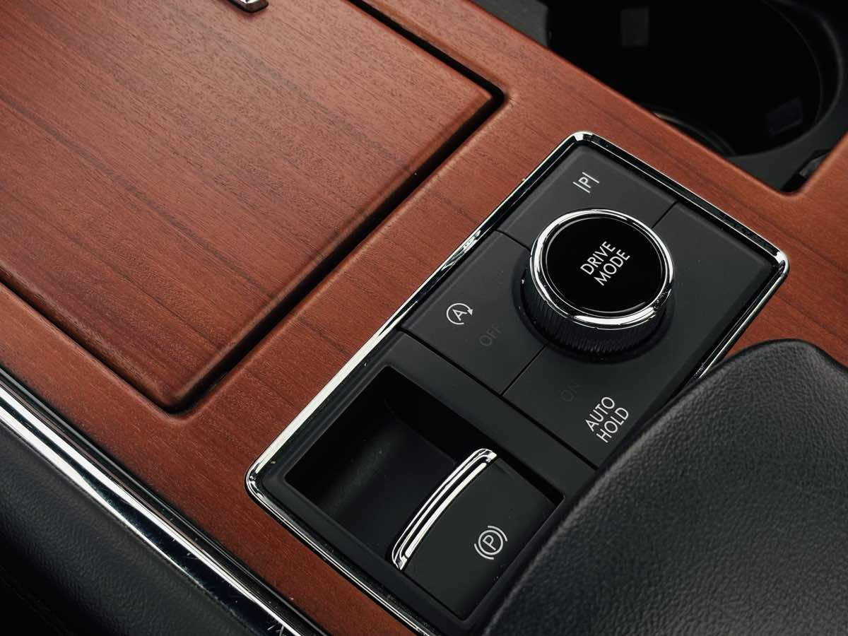 Photo 61 of this Lincoln Navigator