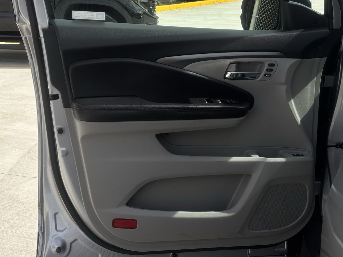 Photo 32 of this Honda Pilot