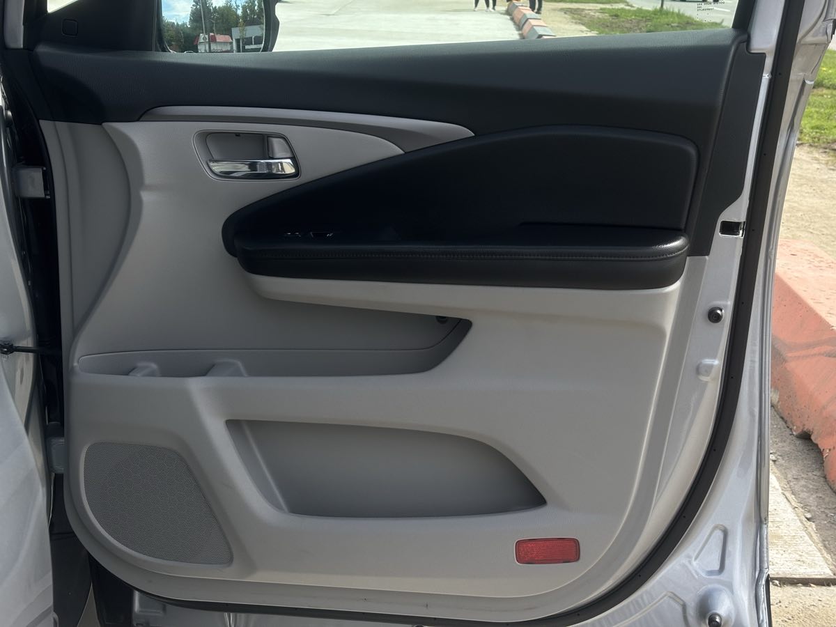 Photo 44 of this Honda Pilot