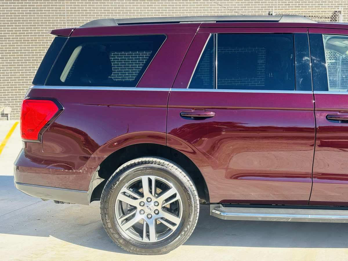Photo 8 of this Ford Expedition