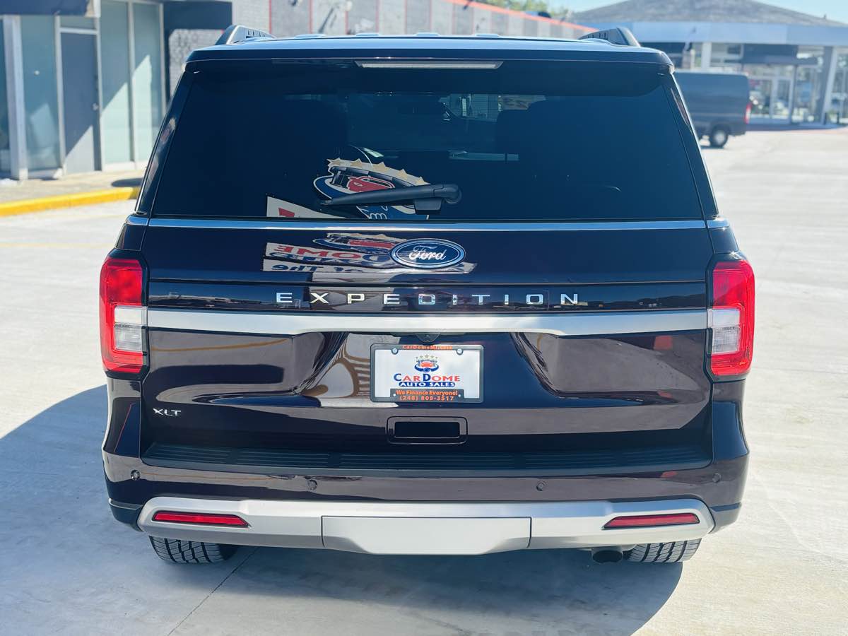 Photo 10 of this Ford Expedition