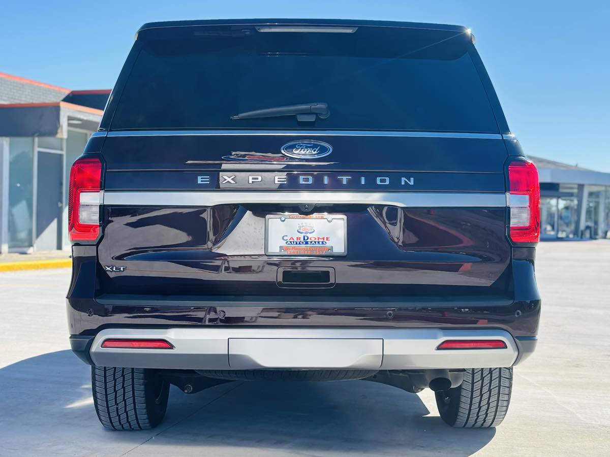Photo 14 of this Ford Expedition