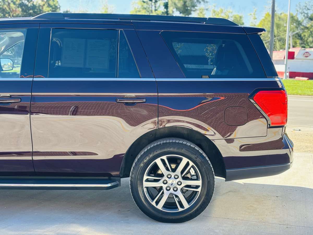 Photo 17 of this Ford Expedition