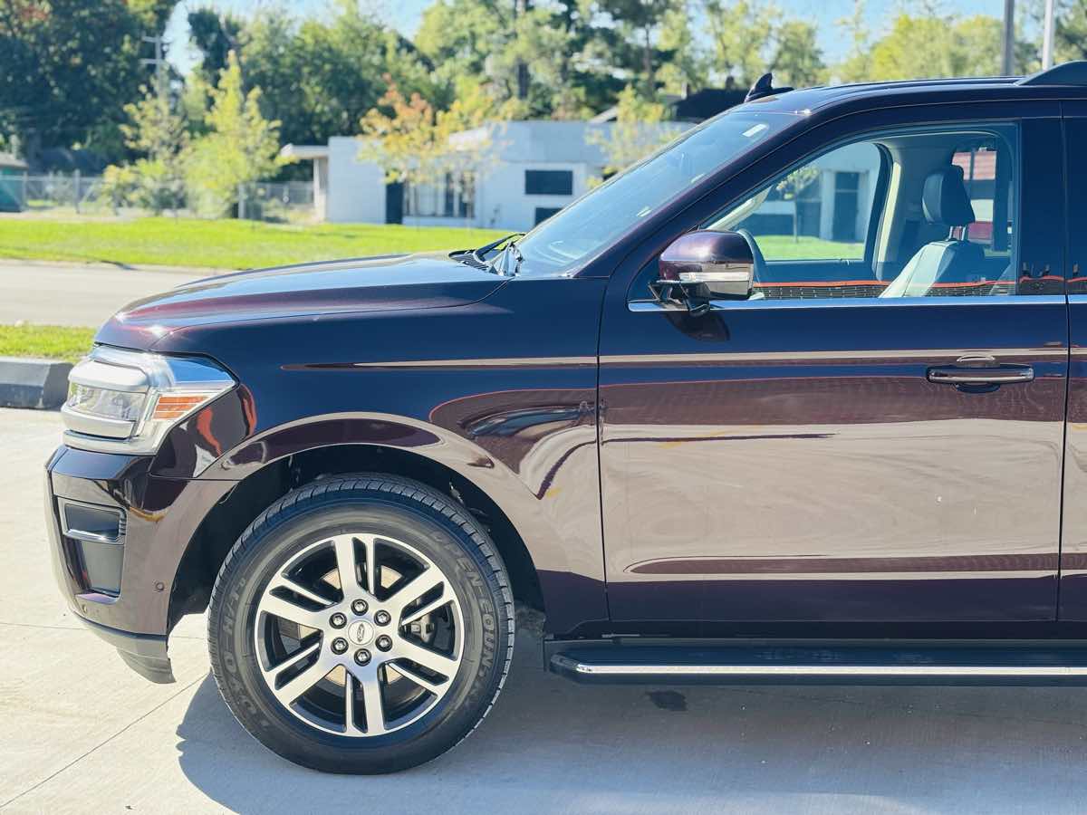 Photo 18 of this Ford Expedition