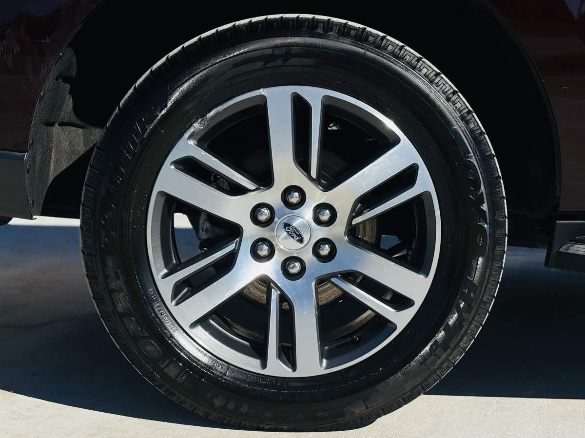 Photo 28 of this Ford Expedition