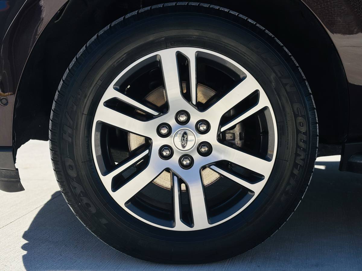 Photo 30 of this Ford Expedition