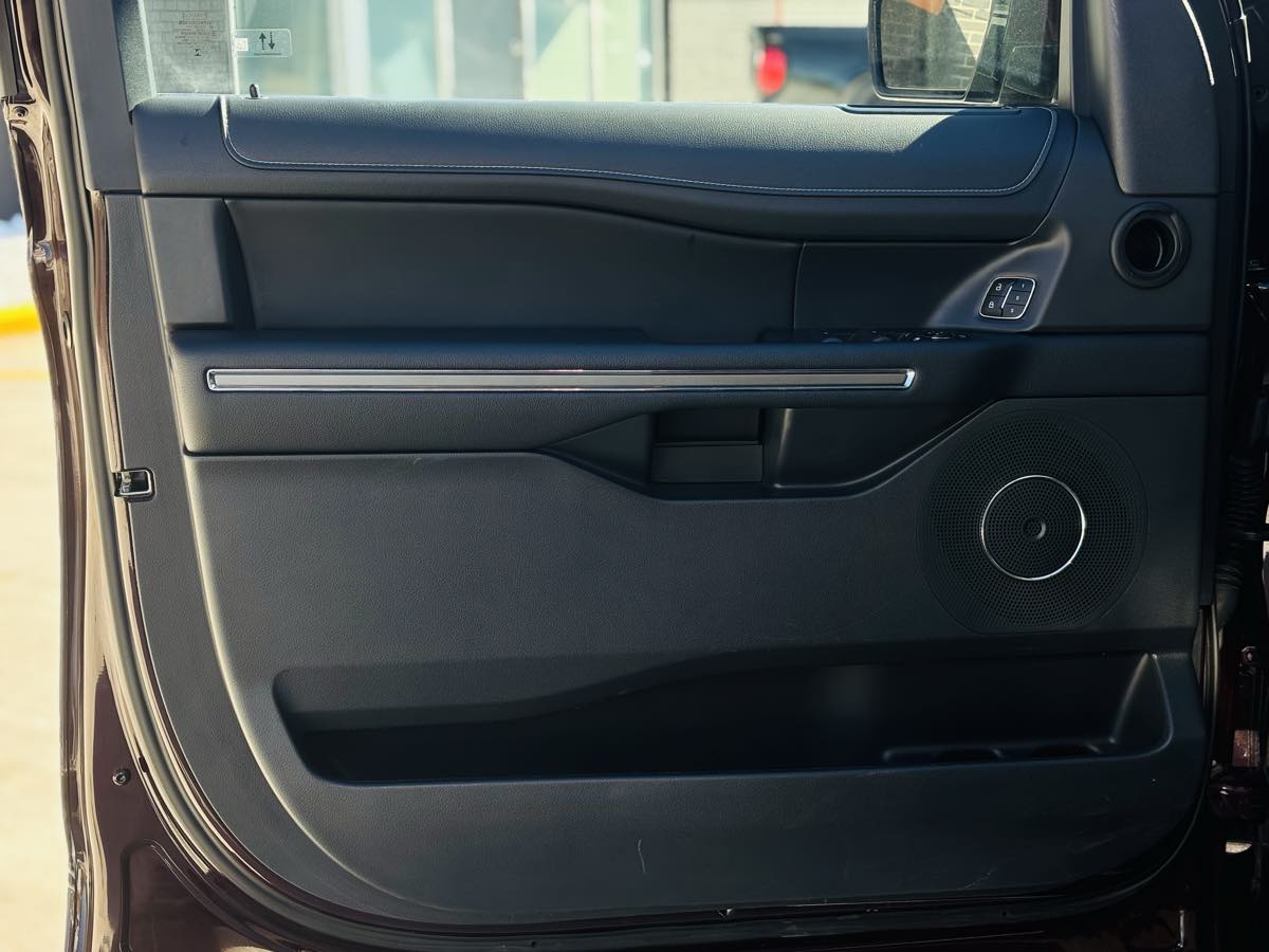 Photo 34 of this Ford Expedition