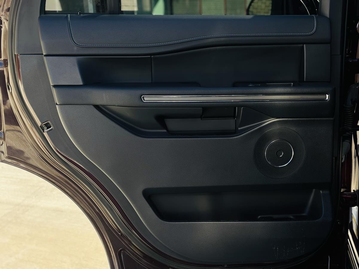Photo 39 of this Ford Expedition