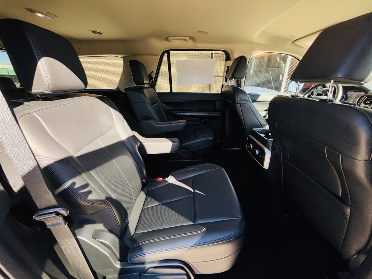 Photo 40 of this Ford Expedition