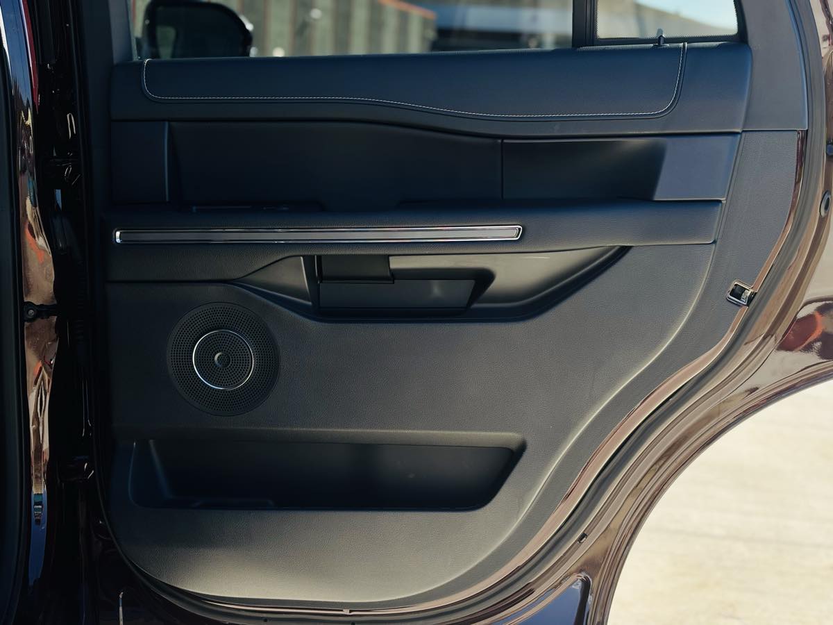 Photo 43 of this Ford Expedition