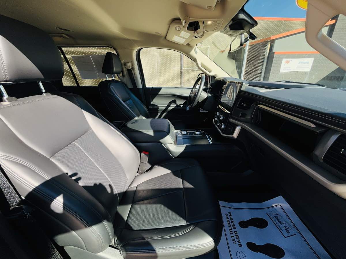 Photo 44 of this Ford Expedition