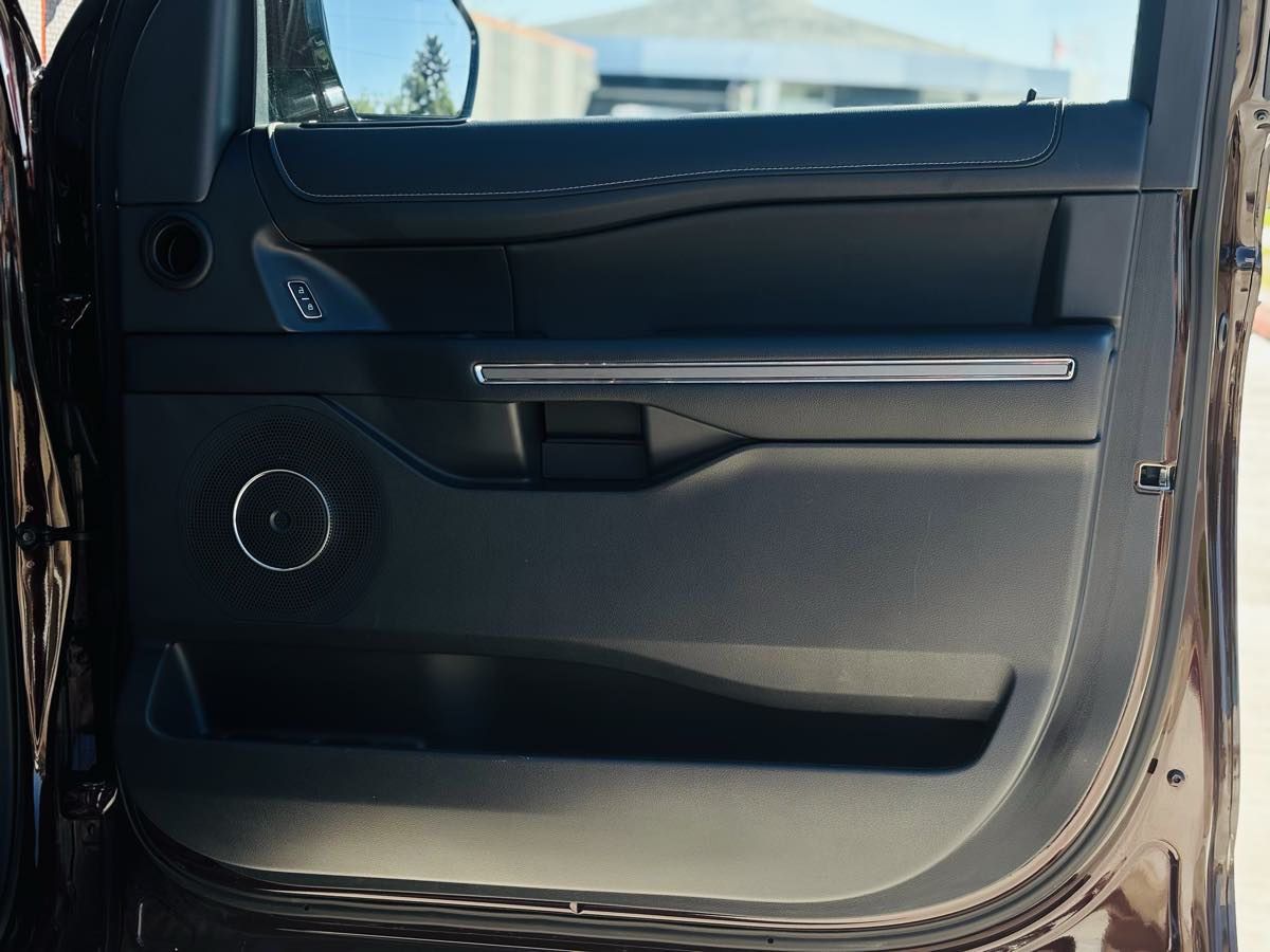 Photo 46 of this Ford Expedition
